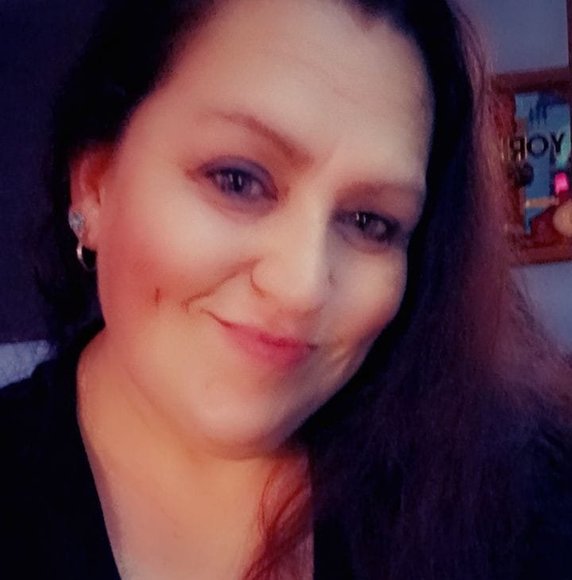 Meet your Posher, Hollie - Picture 1 of 1